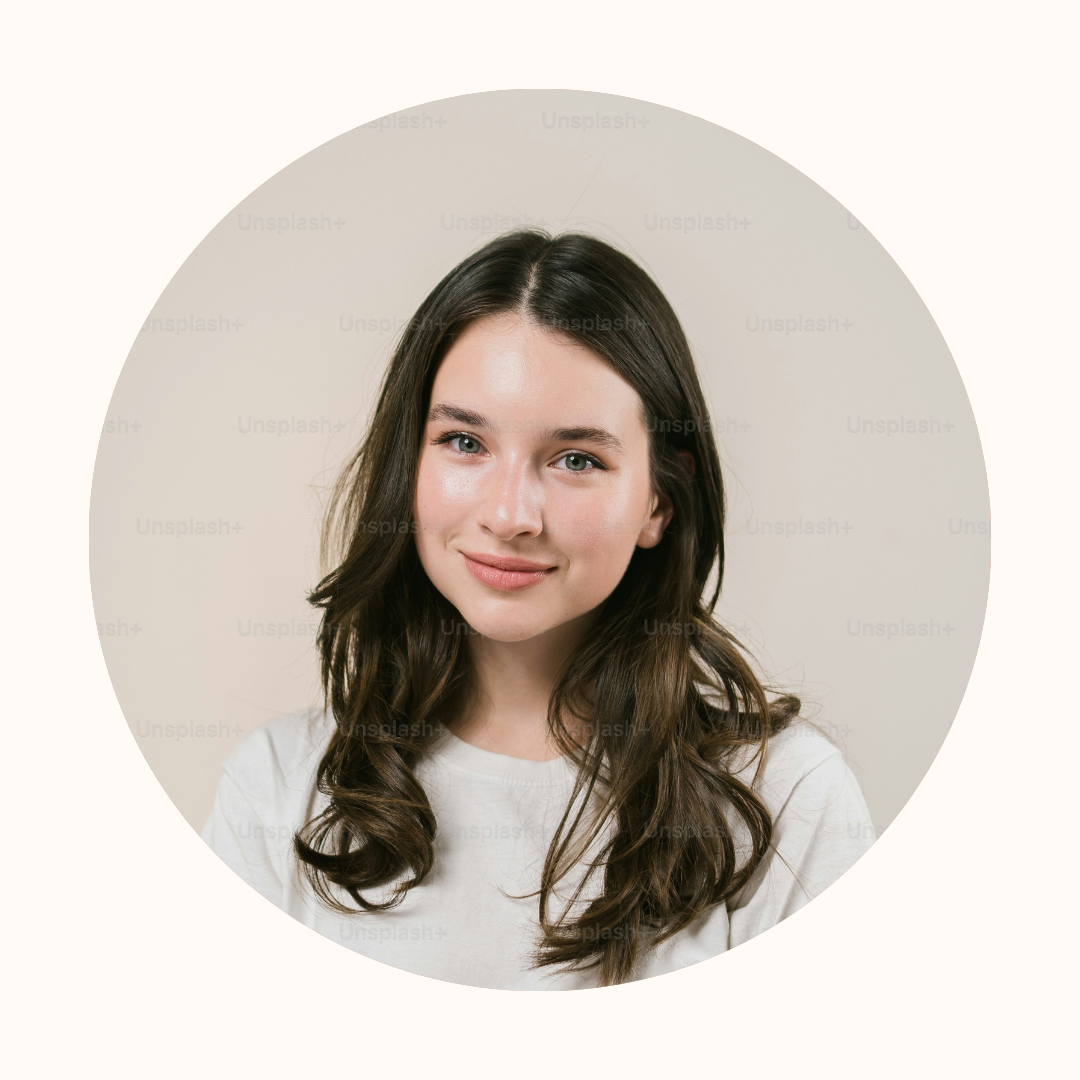 ¿Quiénes Somos? pastel beige ivory professional photographer profile photo instagram post